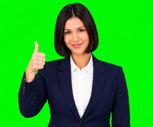 Mulher com roupa executiva e corte chanel, sorrindo para a câmera e fazendo joinha