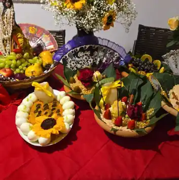 Oferenda com flores, frutas e elementos dispostos no terreiro