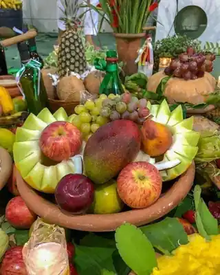 Oferenda com frutas e uma vela acesa no terreiro