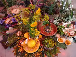 Oferenda no terreiro com frutas, flores e folhas