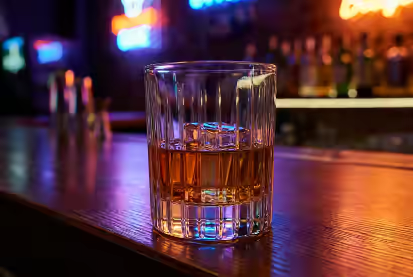 Simpatia para parar de beber, copo de whisky sobre o balcão de um bar