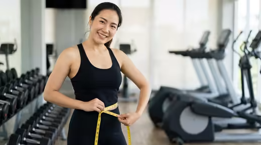 Simpatia para emagrecimento, mulher medindo a cintura com fita métrica